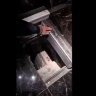 Un bunker sotto al bagno di casa, ecco dove si nascondeva il boss di Camorra Valentino Gionta jr