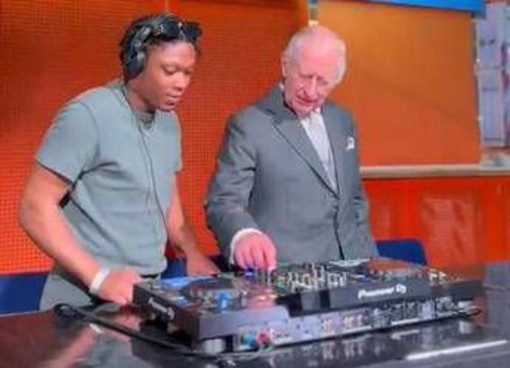 Carlo III cambia ruolo, da sovrano a DJ. E il risultato è incredibile