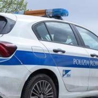 Ricoverato dopo inseguimento muore al San Filippo Neri, parenti assaltano auto davanti ospedale Ricoverato dopo inseguimento muore al San Filippo Neri, parenti assaltano auto davanti ospedale