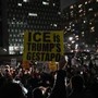 Usa, donna uccisa a Minneapolis da agente Ice: proteste in diverse città