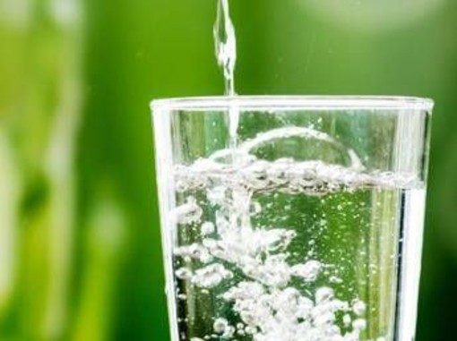 Acqua somministrata in bar e ristoranti, irregolare oltre un locale su due: i controlli dei Nas Acqua somministrata in bar e ristoranti, irregolare oltre un locale su due: i controlli dei Nas
