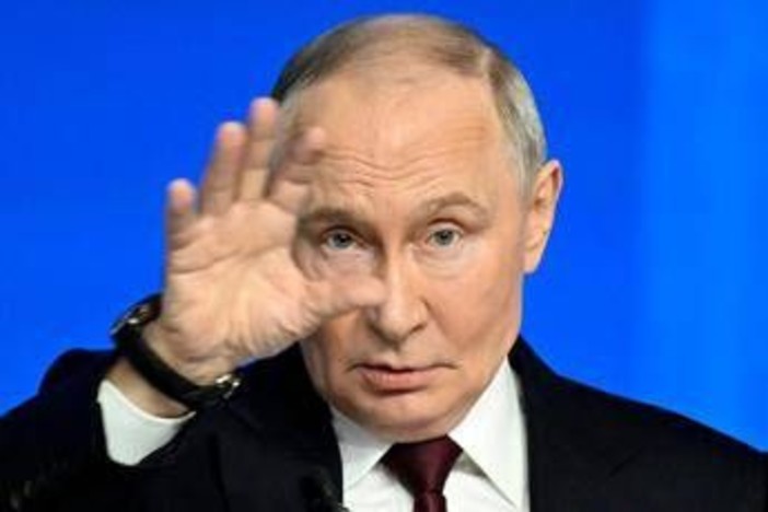 Putin incontra la stampa: "Ucraina si rifiuta di porre fine a guerra con mezzi pacifici" Putin incontra la stampa: "Ucraina si rifiuta di porre fine a guerra con mezzi pacifici"