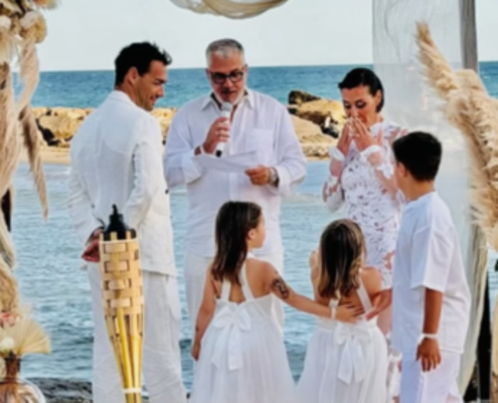 Fognini e Pennetta, l'anniversario di matrimonio e la festa a sorpresa in spiaggia