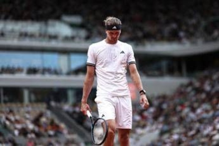 Roland Garros, piove e Zverev vuole chiusura del tetto: "Cosa aspettate?" Roland Garros, piove e Zverev vuole chiusura del tetto: "Cosa aspettate?"