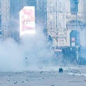 Guerriglia a Milano, notte di attesa per i genitori dei fermati: "Metà sono minori... l'altra metà pirla" Guerriglia a Milano, notte di attesa per i genitori dei fermati: "Metà sono minori... l'altra metà pirla"