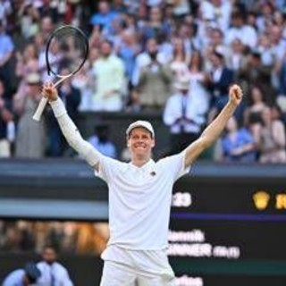 Sinner, il ritorno sul campo di Wimbledon per una foto speciale che omaggia l'Italia