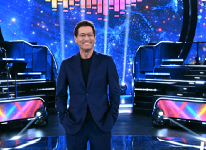 Sarabanda, al via stasera 21 maggio: torna il game show con Enrico Papi Sarabanda, al via stasera 21 maggio: torna il game show con Enrico Papi