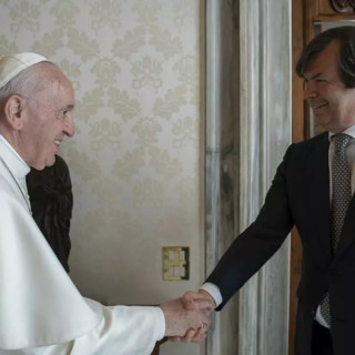 Intesa Sanpaolo, cordoglio per scomparsa Papa Francesco “Guida luminosa”
