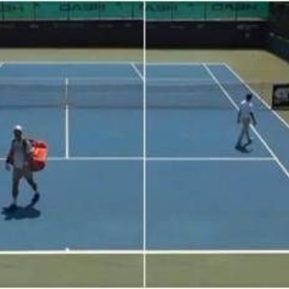 In campo fa caldo, lui vince il set e va a farsi una doccia