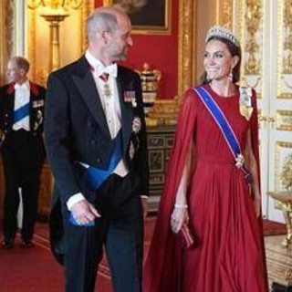 Kate accanto a Macron, ritorno al banchetto di Stato dopo due anni
