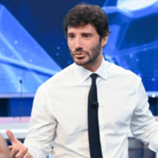 Sanremo 2027, De Martino cambia le regole: voto online ed Eurovision, 24 Big in gara e paletti su Ia Sanremo 2027, De Martino cambia le regole: voto online ed Eurovision, 24 Big in gara e paletti su Ia