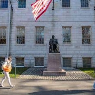 Harvard 'punita' dall'amministrazione Trump: congelati 2,2 miliardi di fondi