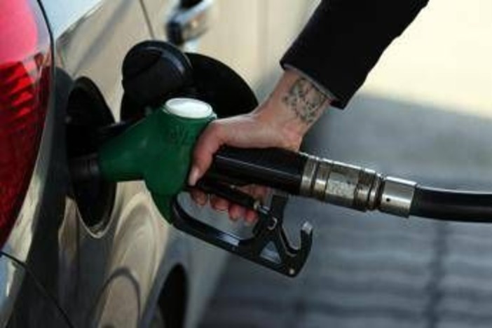 Ancora rialzi per i carburanti: il diesel self 'balza' oltre i 2 euro al litro Ancora rialzi per i carburanti: il diesel self 'balza' oltre i 2 euro al litro