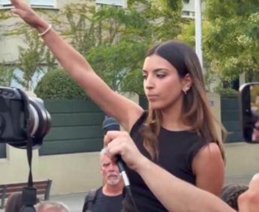 Saluto nazista davanti all'ambasciata del Marocco a Madrid, chi è l'attivista 24enne virale sui social Saluto nazista davanti all'ambasciata del Marocco a Madrid, chi è l'attivista 24enne virale sui social