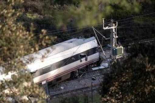 Incidente ferroviario Spagna, 41 morti: indagini su binari e vagone deragliato
