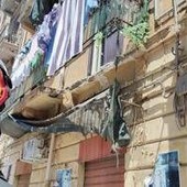 Crolla balcone mentre stende i panni, grave donna di 56 anni a Palermo