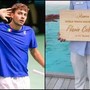 Cobolli, accoglienza da star alle Maldive: il cartello per celebrare la Coppa Davis Cobolli, accoglienza da star alle Maldive: il cartello per celebrare la Coppa Davis
