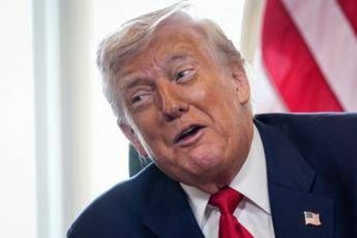 Trump: "Mi hanno detto che Mojtaba Khamenei è gay"