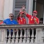 Gp Monza, Hamilton non firma il cappellino (Mercedes) al tifoso