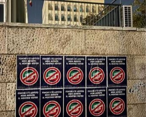 Protesta laziali, manifesti con simbolo Forza Italia sbarrato: "Finché c'è Lotito non avrete nostro voto"
