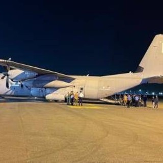Il piccolo Adam è in Italia, atterrato a Milano volo con pazienti evacuati da Gaza