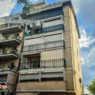 Torino, esplosione in condominio a Collegno: due feriti, evacuata la palazzina