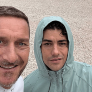 Francesco Totti, la corsetta mattutina al Circo Massimo con... Tony Effe: lo scatto virale