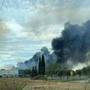 Incendio a Fiumicino, colonna di fumo nero alta chilometri visibile in tutta Roma Sud