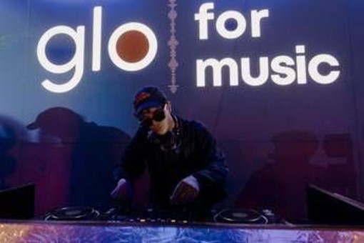Tananai conquista Fregene, esibizione live a sorpresa firmata 'glo for music'