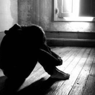 Abusano di una 12enne e pubblicano video su Whatsapp: due giovani indagati a Sulmona