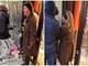 Parigi, donna prova a fermare i saccheggiatori: "Perché lo fate?" Parigi, donna prova a fermare i saccheggiatori: "Perché lo fate?"