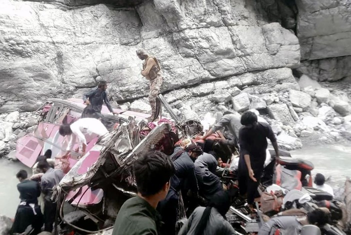 Bus precipita in un burrone in Pakistan, almeno 40 morti Bus precipita in un burrone in Pakistan, almeno 40 morti
