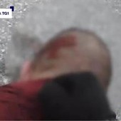Caso Fakir, Tg1: fotogramma da bodycam poliziotto mostra ferita sulla nuca Caso Fakir, Tg1: fotogramma da bodycam poliziotto mostra ferita sulla nuca
