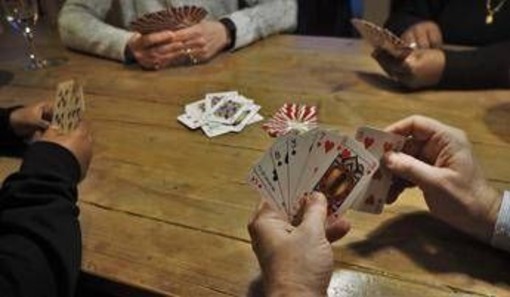 Rissa al centro anziani, pugno in faccia a un 97enne per... una partita a scopa
