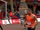 'Impresa' alla maratona di Londra: corre i 42 chilometri vestito da Big Ben - Video