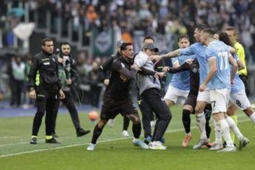 Lazio-Napoli, caos finale con tre espulsi e Conte in campo. Cos'è successo