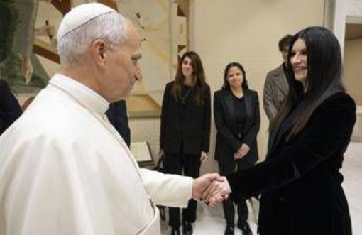 Il Papa incontra Laura Pausini: &quot;Già da Sanremo ero un suo fan&quot;