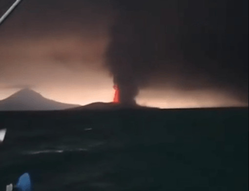 Indonesia, erutta il vulcano Anak Krakatau: chiusi quattro aeroporti, disagi per oltre 270mila passeggeri Indonesia, erutta il vulcano Anak Krakatau: chiusi quattro aeroporti, disagi per oltre 270mila passeggeri