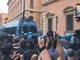 Morto ammanettato a Bologna, coro "assassini" e tensioni tra agenti e corteo: polizia usa idranti e lacrimogeni