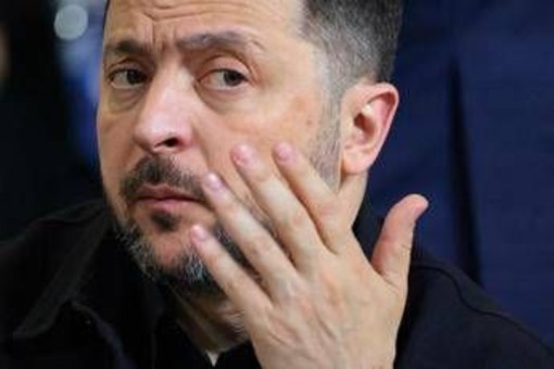 Ucraina, la minaccia di Zelensky: "I cieli della Russia non sono più sicuri". Putin: "Terrorista"