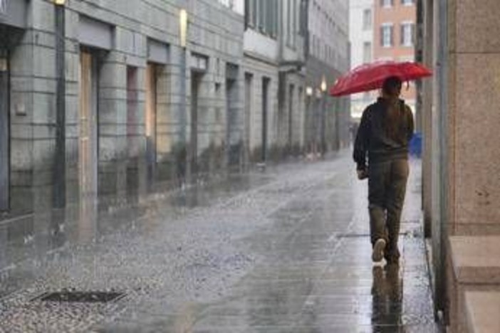 Maltempo diffuso e giù le temperature, poi torna il sole: le previsioni meteo