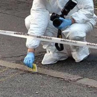 Parma, grave donna accoltellata dal marito davanti ai figli: lui scappa e si schianta con l'auto