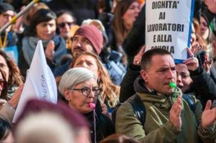 Scuola, sciopero nazionale venerdì 16 ottobre: docenti e dirigenti in piazza