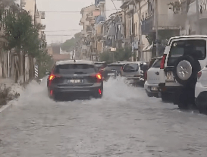 Maltempo in Toscana, bomba d'acqua su Empoli: 43 mm in mezz'ora, strade come fiumi Maltempo in Toscana, bomba d'acqua su Empoli: 43 mm in mezz'ora, strade come fiumi