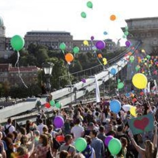 Stretta sui diritti Lgbtq+ e Pride vietato, nuove restrizioni nell'Ungheria di Orban