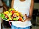 Come dimagrire senza contare le calorie e patire la fame? La lezione delle diete 'veg'