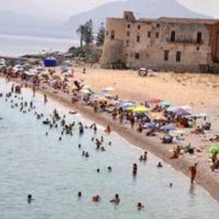 Caldo, nuova ondata a passo lento: oggi 6 città con bollino arancione ma domani scendono a 4