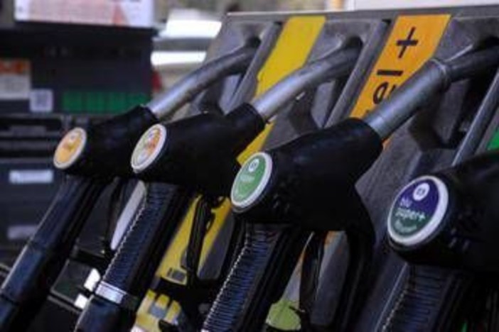 Benzina e diesel, prezzi calano ancora: verde ai minimi da oltre 4 anni Benzina e diesel, prezzi calano ancora: verde ai minimi da oltre 4 anni