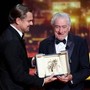 Cannes, DiCaprio consegna Palma d'Oro a De Niro: attacco a Trump dal palco