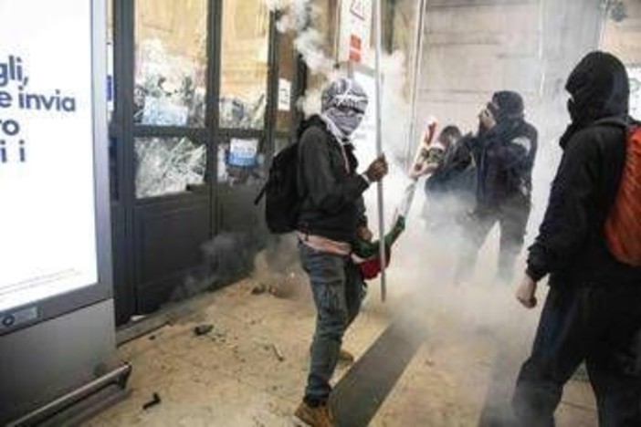 Cortei Pro Pal, 76 poliziotti feriti: il bilancio della guerriglia. Piantedosi: &quot;Responsabilità anche degli organizzatori&quot;